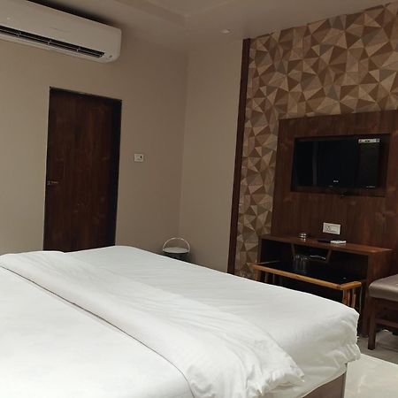Hotel Apratim Lodging & Boarding Ulhasnagar Exterior photo