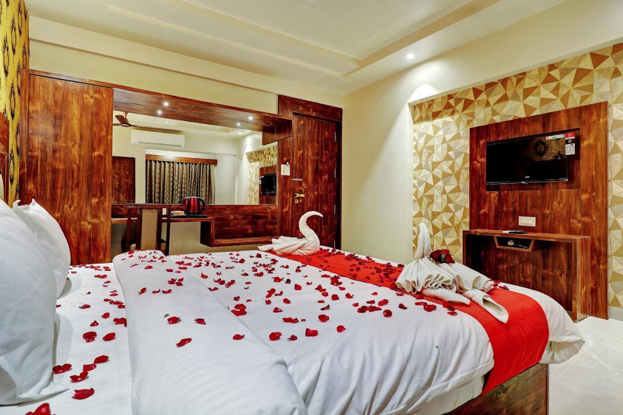 Hotel Apratim Lodging & Boarding Ulhasnagar Exterior photo