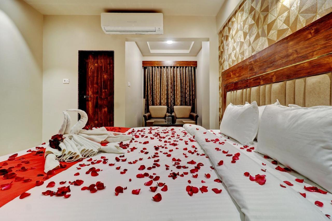 Hotel Apratim Lodging & Boarding Ulhasnagar Exterior photo