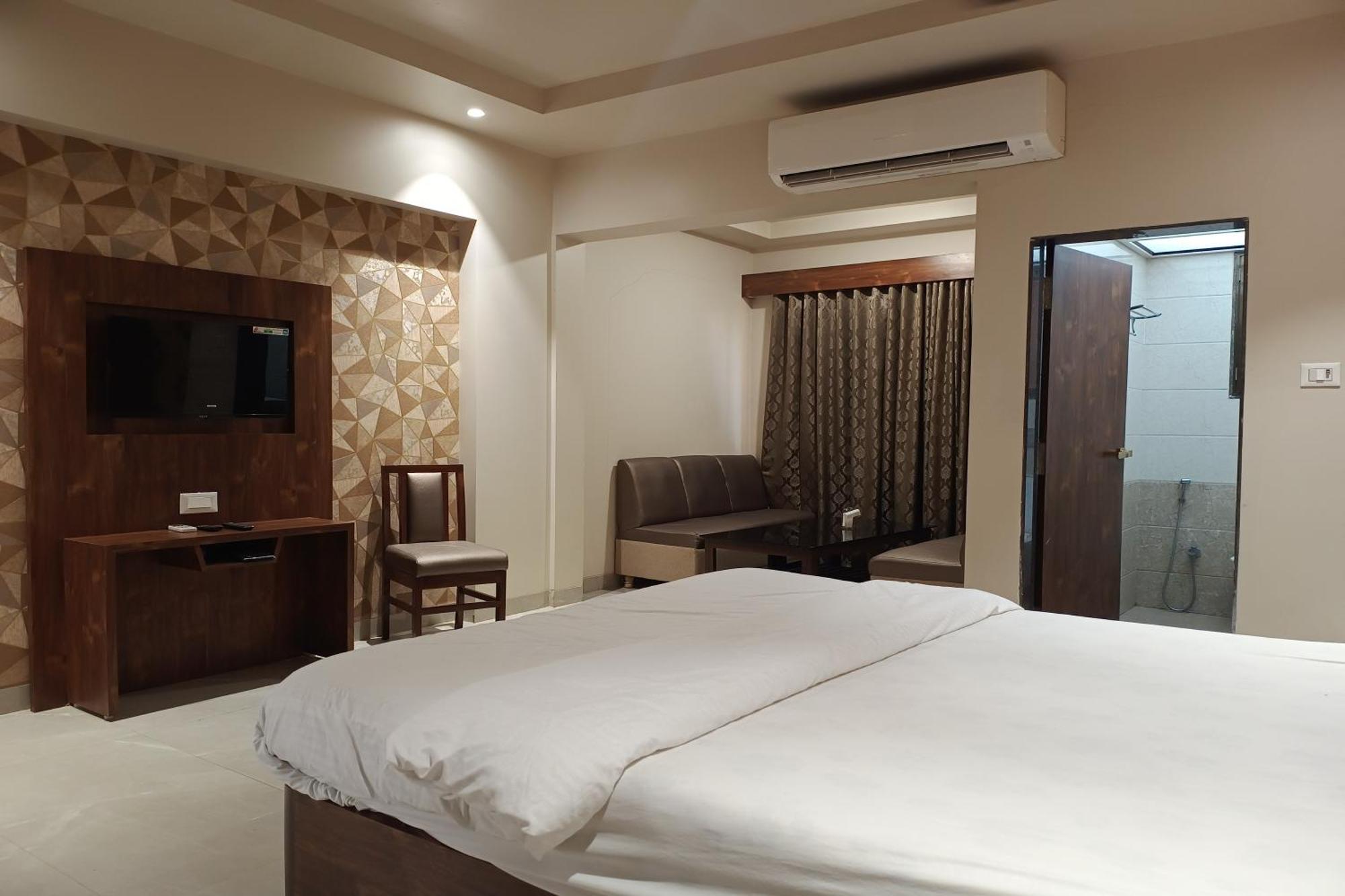 Hotel Apratim Lodging & Boarding Ulhasnagar Exterior photo