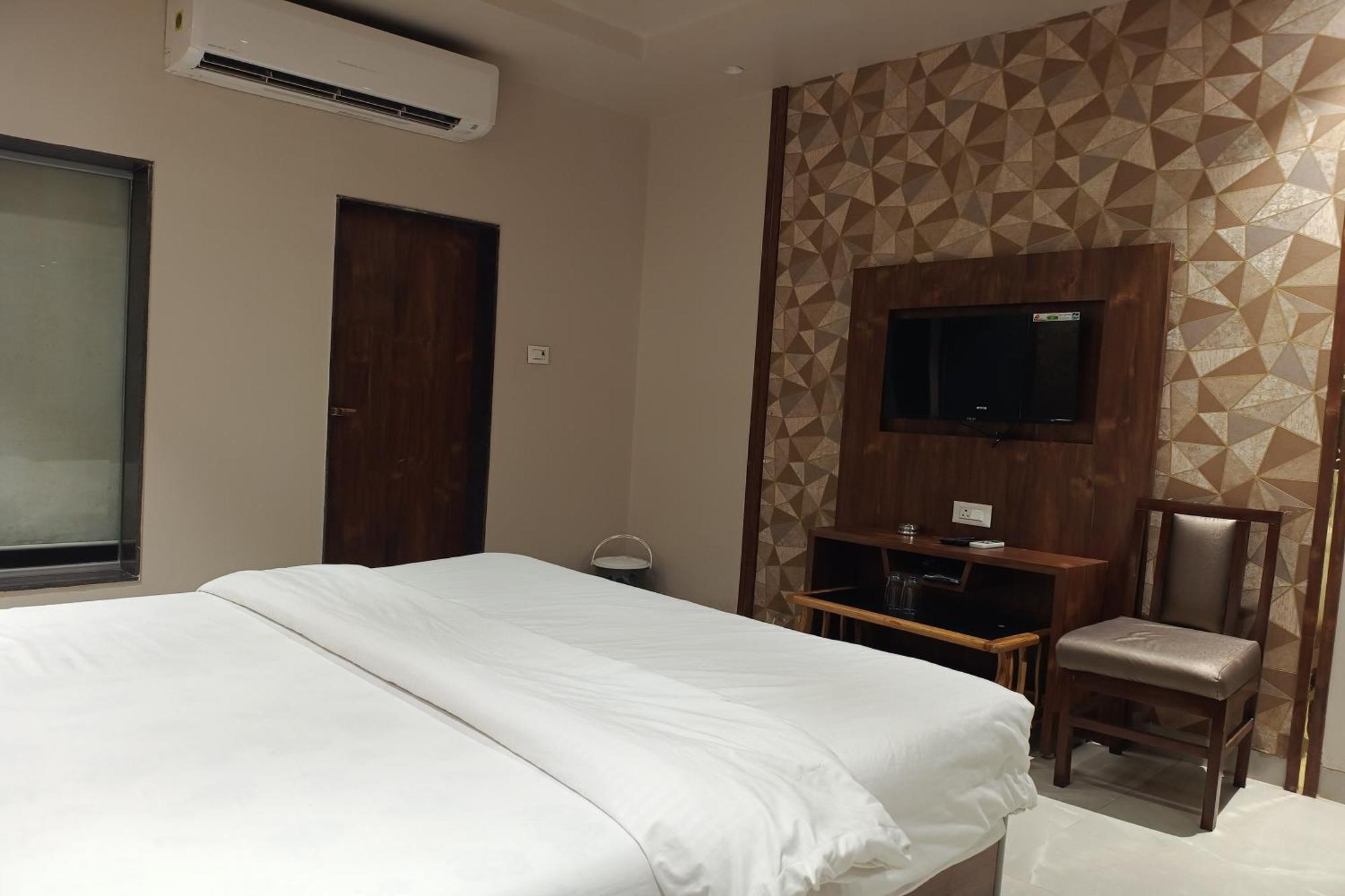 Hotel Apratim Lodging & Boarding Ulhasnagar Exterior photo