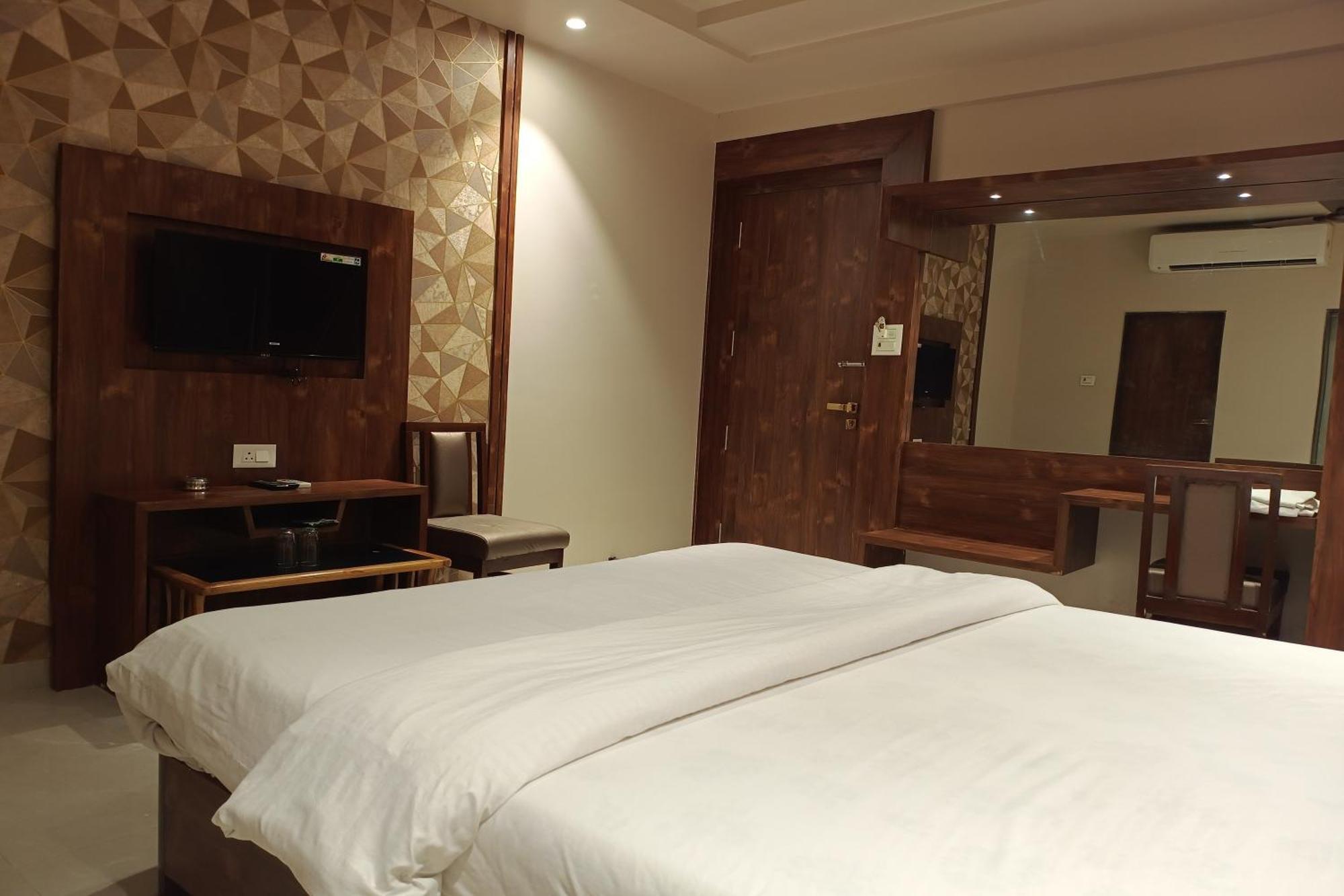 Hotel Apratim Lodging & Boarding Ulhasnagar Exterior photo
