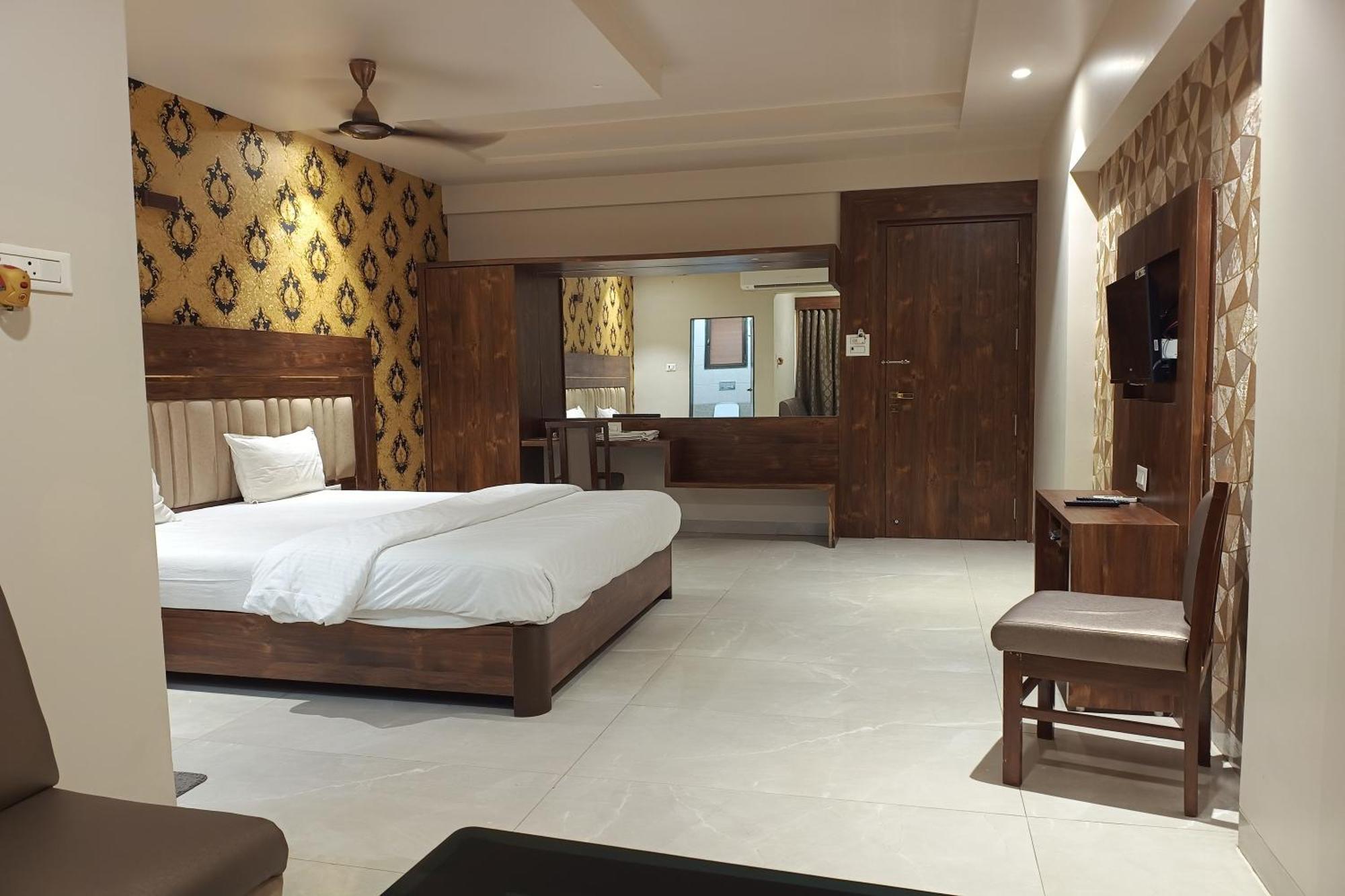 Hotel Apratim Lodging & Boarding Ulhasnagar Exterior photo