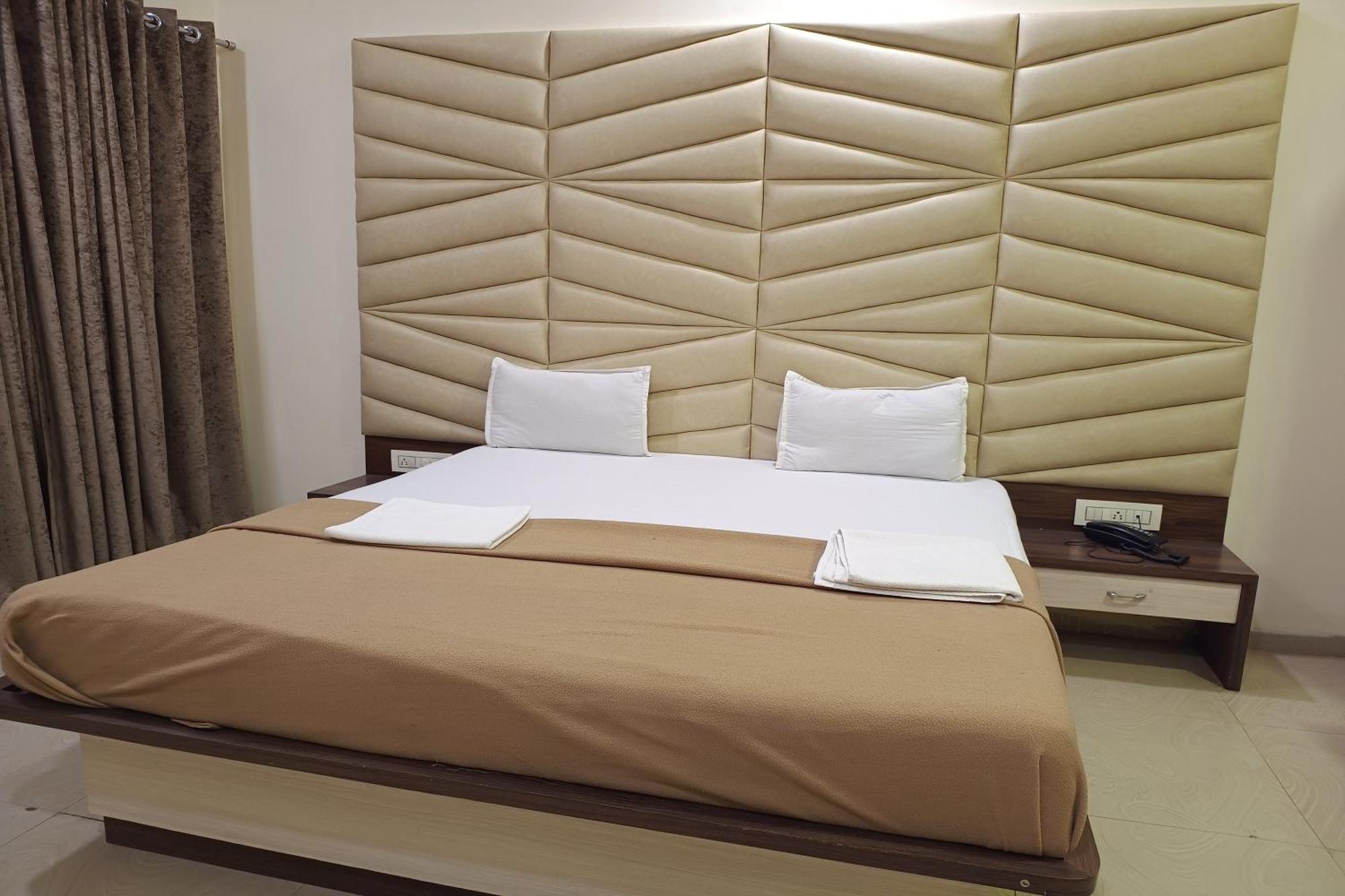 Hotel Apratim Lodging & Boarding Ulhasnagar Exterior photo