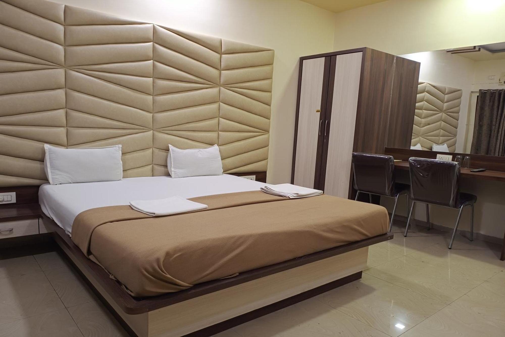 Hotel Apratim Lodging & Boarding Ulhasnagar Exterior photo