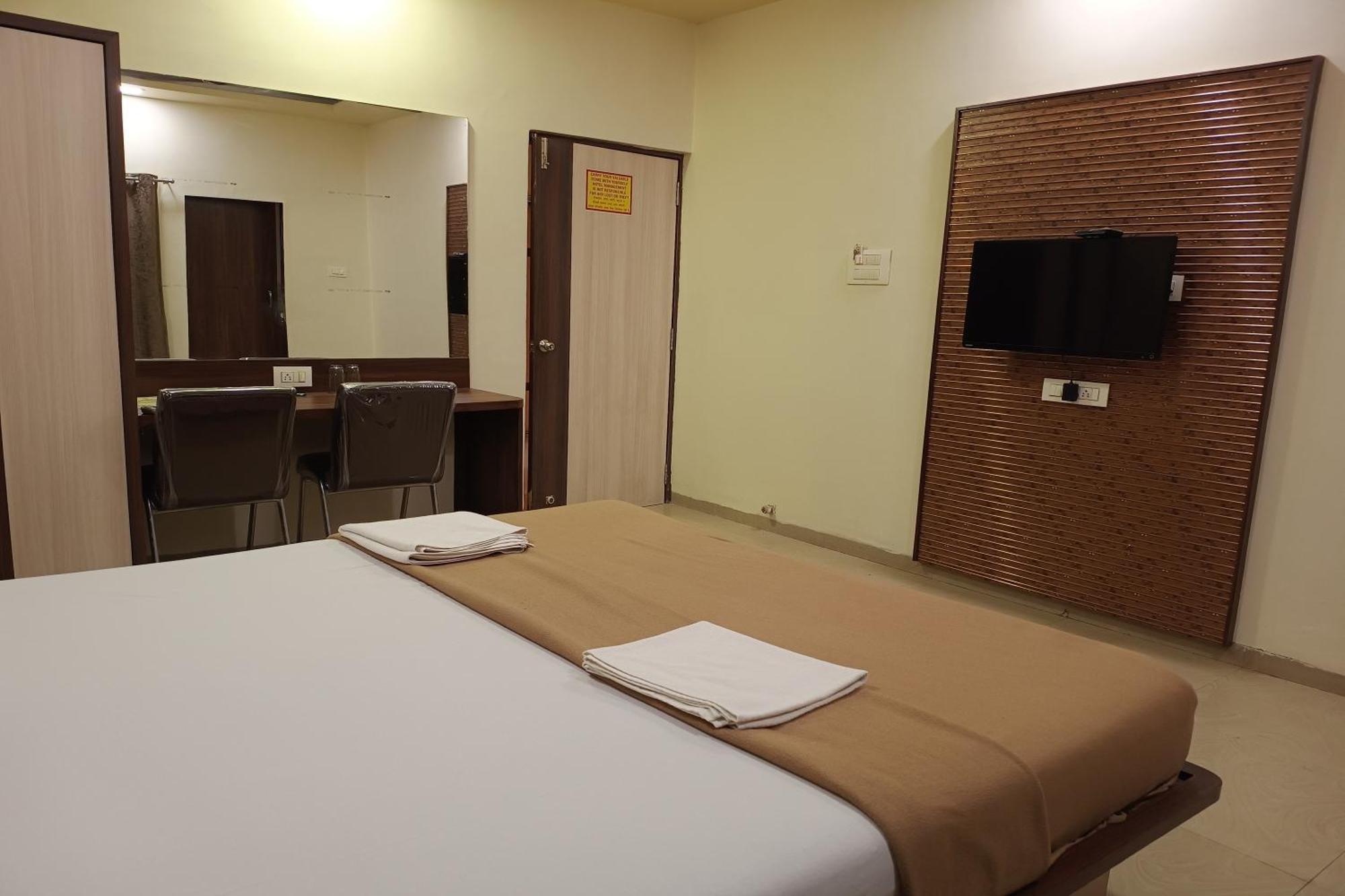 Hotel Apratim Lodging & Boarding Ulhasnagar Exterior photo